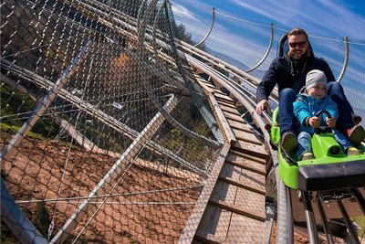 Spaß für Jung und Alt verspricht ein Alpine Coaster allemal. Allerdings handelt es sich - wie auch in diesem Fall - oft um raumgreifende Konstruktionen, die das Landschaftsbild stark beeinflussen können. Solche Befürchtungen gibt es nun auch am Fichtelberg, wo ein Unternehmen eine solche Anlage bauen lassen will.