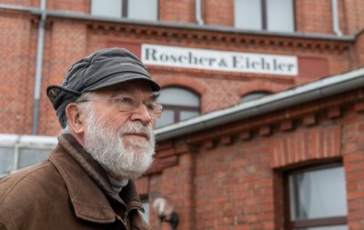 Karl Eichler ist in Altmittweida geboren und in Westdeutschland aufgewachsen. Nun hat der 77-Jährige eine Stiftung gegründet, die Jugendliche in Mittweida fördern soll. Das ehemalige Firmengelände der Werkzeugfabrik Roscher & Eichler in Altmittweida ist Teil seiner Familiengeschichte. 