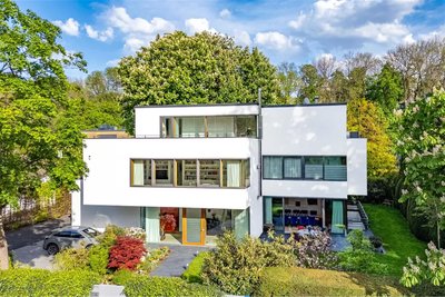 Geworben wird für dieses Designer-Haus in München-Bogenhausen mit Wellnessbereich und Weinkeller, einem weitläufigen Wohn-, Ess- und Kochbereich und einer Kinder-Etage mit zwei Schlaf-Suiten.