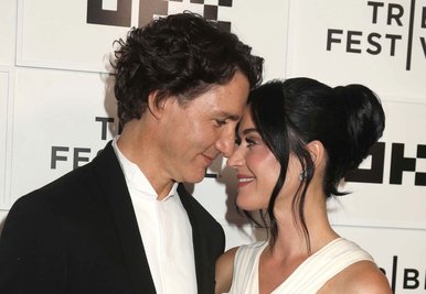 Justin Trudeau (l), ehemaliger kanadischer Premierminister, und US-Popstar Katy Perry kommen zur Premiere des Konzertfilms "Katy Perry: The Lifetimes Tour - Live from Paris".