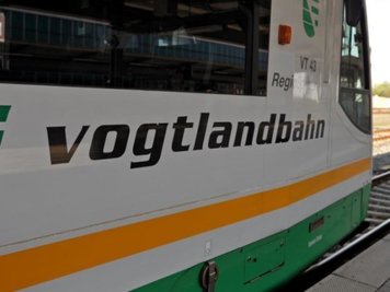 Sturmtief Yulia hat am Sonntagabend den Verkehr der Vogtlandbahn beeinträchtigt. 