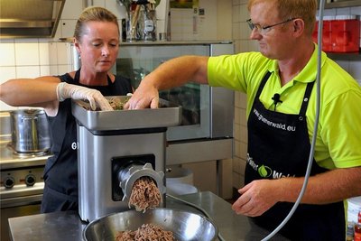 Mandy und Ingolf Fischer von der Wurstmanufaktur Grüner Wald Marbach entwickelten eine Kalbsbratwurst nach kurfürstlichem Rezept. Dafür mussten sie selbst beim Wareneinsatz so einige Hürden überwinden.