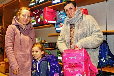 Die Qual der Wahl: Die sechsjährige Tabea und ihre Mutti Anika Rothert ließen sich ausführlich von Ulrike Landgraf (rechts) beraten. Beide waren eher zufällig in dem Geschäft am Markt hängen geblieben.
