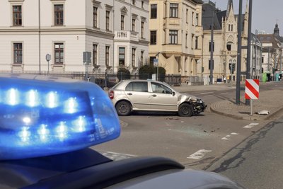 Ein 65-jähriger Skodafahrer hat sich mit seinem Auto auf der Bahnhofstraße überschlagen.