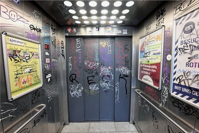 Blick in einen der Fahrstühle: Alle Wände und die Türen sind von Schmierereien übersät.