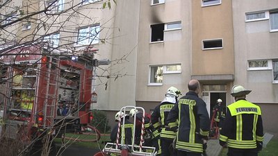 Bei einem Wohnungsbrand im Remser Weg in Meerane ist am Montagmorgen ein Senior verletzt worden.
