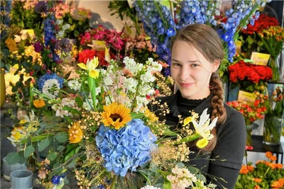 Auszeichnung für Luisa Uhlmann Floristin im Gartenfachmarkt Richter. Die Naturfloristik besteht vor allem darin, die Blumen so ursprünglich wie möglich zu belassen. Die unterschiedlichen Längen der Pflanzen bleiben sichtbar. 