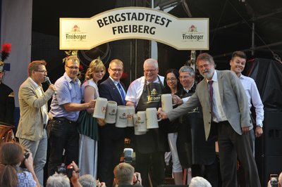 Mitten in der Eröffnungszeremonie am Obermarkt ist Bürgermeister Sven Krüger ans Mikrofon getreten und hat die Besucher des Bergstadtfestes gebeten, das Festgelände in Freiberg geordnet zu verlassen.