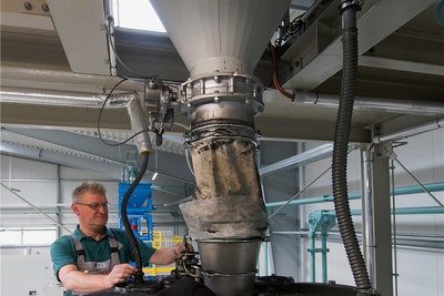 Achim Schumann am Granulatmischer in der Weiterverarbeitung des Mülsener Betriebes.