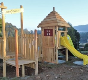Ein Spielturm lädt künftig zum Toben ein.