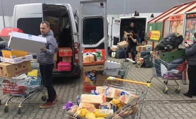 Enrico Wobst (links) beim Ausladen der Hilfsgüter aus Frankenberg nahe der polnisch-ukrainischen Grenze.