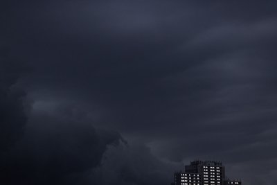 Regenwolken sind am Abendhimmel über einem Haus in Köln zu sehen.