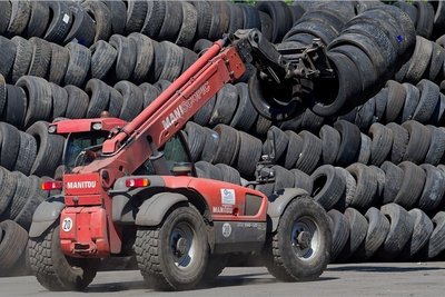 Alte LKW-Reifen holt ein Gabelstapler auf dem Gelände der Mülsener Rohstoff- und Handelsgesellschaft mbH zur Weiterverarbeitung ab. Verwertet werden 20.000 Tonnen - rund 350.000 Stück - Lkw-Reifen pro Jahr.