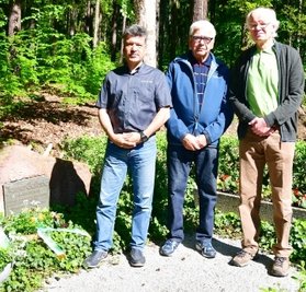Olsen Hänel, Bernd Riedel und Wolfgang Paternoga (v. l.) legen am Guthriestein Gebinde nieder. 