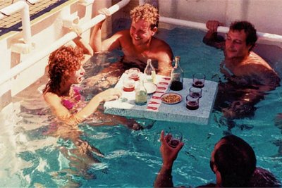Ungezähltes Fotomaterial wurde gesammelt und veröffentlicht, wie dieses von der Pool-Bar auf einem Frachtschiff zu früherer Fahrenszeit.