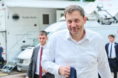 Lars Klingbeil (SPD), Bundesminister der Finanzen, Vizekanzler und SPD-Bundesvorsitzender, kommt zur Live-Sendung in die ARD-Arena, wo er sich Fragen von Bürgerinnen und Bürgern stellt.