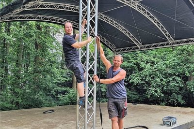 Beim Aufbau der Tribüne im Park Börnichen packten Moritz Rotter (l.) und Sebastian Franke (r.) an.