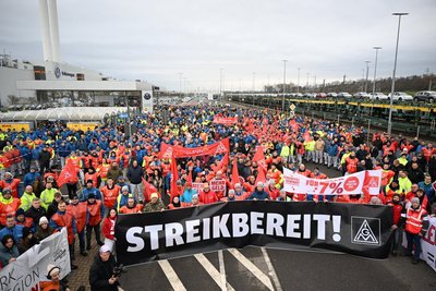 Bei Europas größtem Autobauer Volkswagen haben am Montag flächendeckende Warnstreiks gestartet - hier die Beschäftigten in Zwickau.