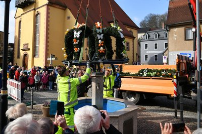 Mitarbeiter des Bauhofes von Lunzenau halfen dabei, dem Brunnen die Krone aufzusetzen.