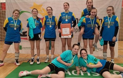 Die Marienberger Handballerinnen - hinten von links: Tamara Schreiter, Leni Winkler, Clara Bielawny, Martha Langer, Laura Meyer, Sarah Martin, Lucia Iffert; vorn von links: Joy Tennert, Leona Wagner. 