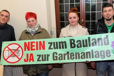 Mit diesem Banner kämpften unter anderem Thomas Schletter, Rebekka Colditz, Nancy Schulz und René Haar (von links) um ihre Kleingartenanlage. Die Stadträte zeigten sich beeindruckt. 