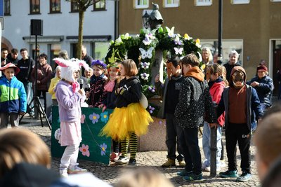 Für die Umrahmung des Schmückens des Brunnen sorgten die Kinder von Kindergarten, Grundschule und Evangelischer Oberschule mit Liedern und einen kleinen Schauspiel.