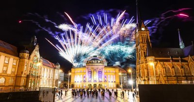 Mit einem Feuerwerk auf dem Theaterplatz feierte Chemnitz am 28. Oktober 2020 die Ernennung zur Kulturhauptstadt Europas 2025.