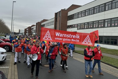 Am Montagmorgen begann bei VW der Warnstreik. Auch in Zwickau gingen die Mitarbeiter auf die Straße.