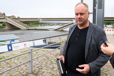 Dresdens Oberbürgermeister Dirk Hilbert (FDP), auf dem Bild kurz nach dem Einsturz der Carolabrücke im September 2024, der für manche bildlich die Notlage der Kommunen illustriert.