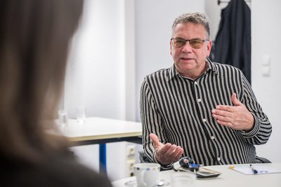 Welche Projekte würde er als OB anpacken? Darüber sprach Danny Weber (Foto, Freie Wähler) in einem Gespräch mit drei Bürgern – Larissa Stark, Bernd Steinhardt und Frank Jungnickel.