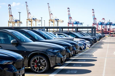 Der Verband der Automobilindustrie (VDA) begrüßt die Einigung, warnt aber zugleich: Auch die aktuell geltenden US-Zölle in Höhe von 15 Prozent für Pkw und deren Teile stellen weiterhin eine spürbare Herausforderung für die deutsche Automobilindustrie dar. (Archivbild)