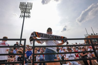 Eine Frau kommt mit Deutschlandschal zur ersten Trainingseinheit der Nationalmannschaft auf das Gelände der Wake Forest University in Winston-Salem.