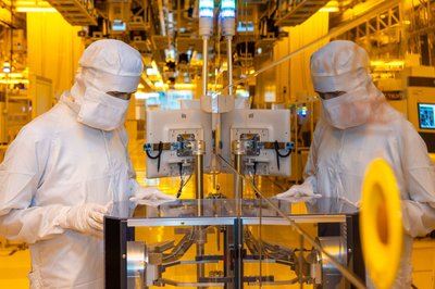 Die Produktion im Reinraum erfolgt unter Gelblicht, um die extrem empfindlichen Fotolacke zu schonen.  