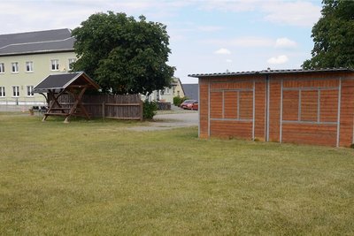 Große Pläne hatte die Gemeinde Grünbach mit den Flächen an der Turnhalle. Doch hohe Baukosten und die starken Preissteigerung ließen die Räte vom Gesamtprojekt Abstand nehmen. 