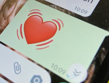 Achtung: Herz-Emojis, einzeln versendet, erscheinen im Display in Übergröße und pulsierender Animation. 