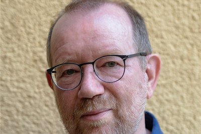 Josef Matzerath, geboren 1956 in Linnich (Nordrhein-Westfalen), ist Historiker und Hochschullehrer. Seit 1993 arbeitet er am Lehrstuhl für Sächsische Landesgeschichte der Technischen Universität Dresden. Schwerpunkte seiner Forschungstätigkeit bilden die sächsische Adels- und die Parlamentsgeschichte. Matzerath engagiert sich unter anderem im Verein "Ernährungsgeschichte in Sachsen". Das Bild zeigt den Originaleinband eines Kochbuches aus dem 16. Jahrhundert. Küchenschreiber Johann Deckhardt trug dafür die Rezepte zusammen. Für den Wissenschaftler bildet es eine wichtige Grundlage seiner Arbeit heute.