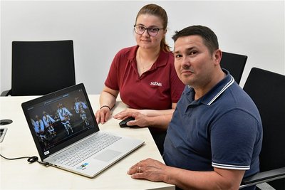 Maria Manuela Stocheci und Adrian Coman schauen sich im Notebook Tänze der Calusari an. Die beiden Rumänen arbeiten in Freiberg bei Saxonia Edelmetalle und halten per Internet Kontakt zu Angehörigen. 