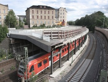 
              <p class="artikelinhalt">Während derzeit keine Arbeiten an der Ersatzbrücke am Dresdner Platz (im Bild) laufen, werden anderenorts die Voraussetzungen für den Weiterbau geschaffen. Unter anderem entsteht ein neues Stellwerk.</p>
            