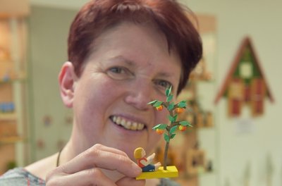 Bettina Bergmann führt in dritter Generation die Schnitzerei Helbig fort. Dieses Motiv ist das jüngste in der Geschichte des knapp 88 Jahre alten Familienbetriebes. 