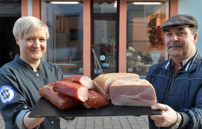 Die Freiberger Fleischermeisterin Susann Bergmann und Maxim Steinhardt, Vorstandsvorsitzender der Agrargenossenschaft Memmendorf, gehen wirtschaftlich gemeinsame Wege. 