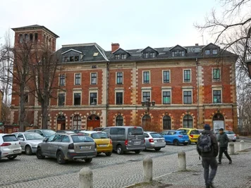 Das einstige Postgebäude am Crimmitschauer Bahnhof hat einen neuenEigentümer, der hier Wohnraum schaffen will. Foto: Ralph Köhler/Archiv