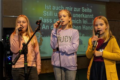 Lotta (10), Jasmin (10) und Johanna (8, von links) haben beim „Christmas-Karaoke“ in der Auerbacher Kulturfabrik das Weihnachtslied „Alle Jahre wieder“ gesungen.
