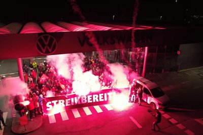 Am Samstagabend hatten mehrere hundert Beschäftige des Fahrzeugwerks Zwickau vor dem Werkstor das Ende der Friedenspflicht eingeläutet. Nun machen Betriebsrat und IG Metall Ernst.