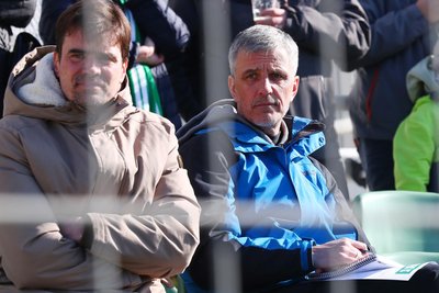Co-Trainer Jörg Emmerich (links) und Cheftrainer Jens Härtel beobachteten den Chemnitzer FC im Auswärtsspiel bei Chemie Leipzig.