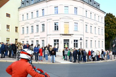 Besucher bei der Einweihung des Hermann-Weber-Platzes vor dem künftigen Bikerhotel in Zschopau.