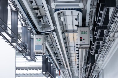 An der Decke des Produktionsstätte werden die Wafer in Boxen mit einer Geschwindigkeit von 3,5 Meter pro Sekunde automatisch zu den Anlagen transportiert. 