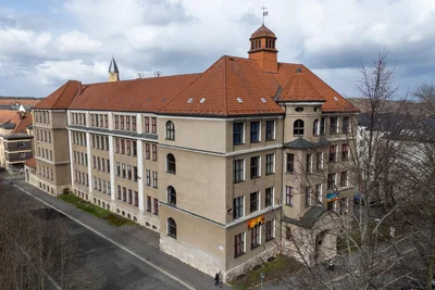 Der Schein aus der Ferne trügt: Das Gebäude der Rückert-Oberschule muss dringend saniert werden.