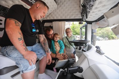 Kraftfahrer René Albat zeigt hier Philipp Helm mit seiner Tochter und Josephine Werner seinen Lkw.