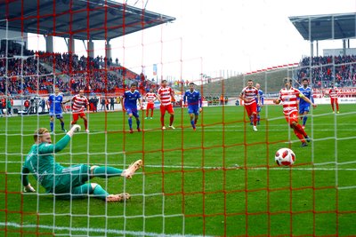 Toni Wachsmuth (Zwickau) überwindet Torhüter Lukas Königshofer zum 1:0 per Elfmeter.