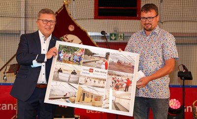 Matthias Gerth (links) erhielt von "Freie Presse"-Reporter Holger Frenzel die Auszeichnung als "Westsachse des Jahres" und eine Fotocollage.